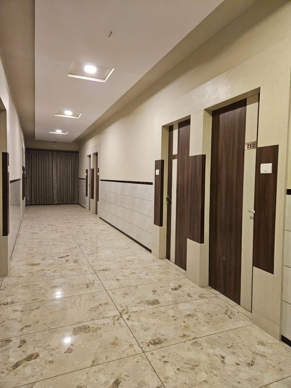 Majestic Inn Vasai Esterno foto