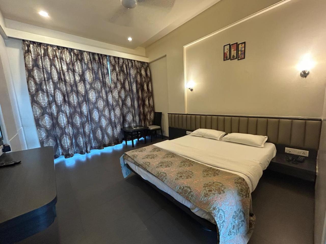 Majestic Inn Vasai Esterno foto